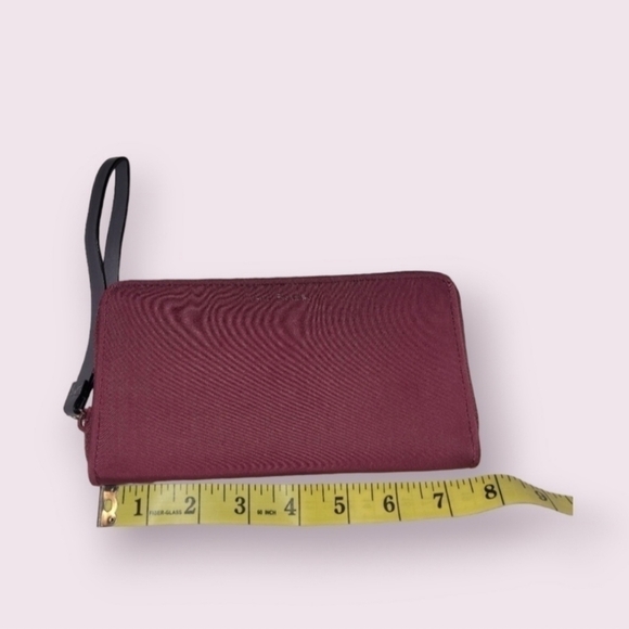 Vera Bradley Wristlet Raspberry Hawthorne Rose Wallet - Picture 9 of 9